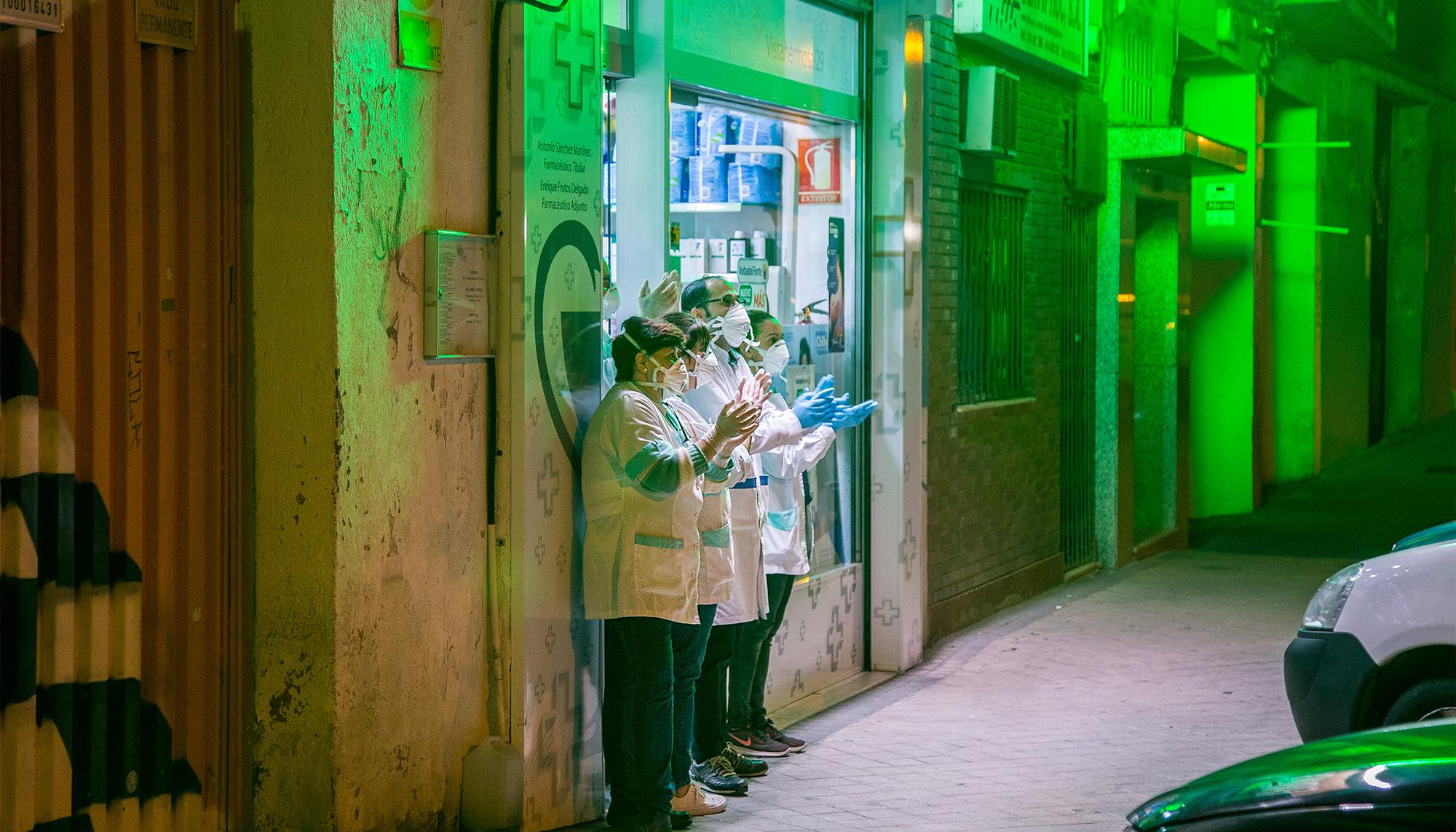Trabajadoras farmacia aplaudiendo